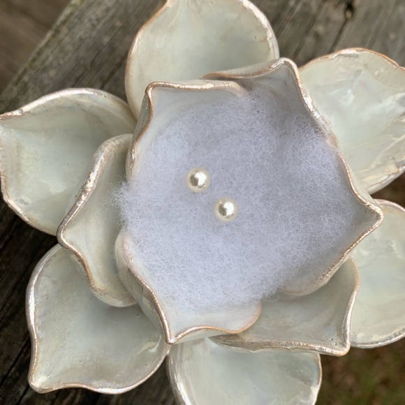 💋🆕 Delicate Golden Pearl Stud Earrings - Picture 5 of 5